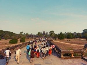 Besucher auf dem Weg zu Angkor Wat